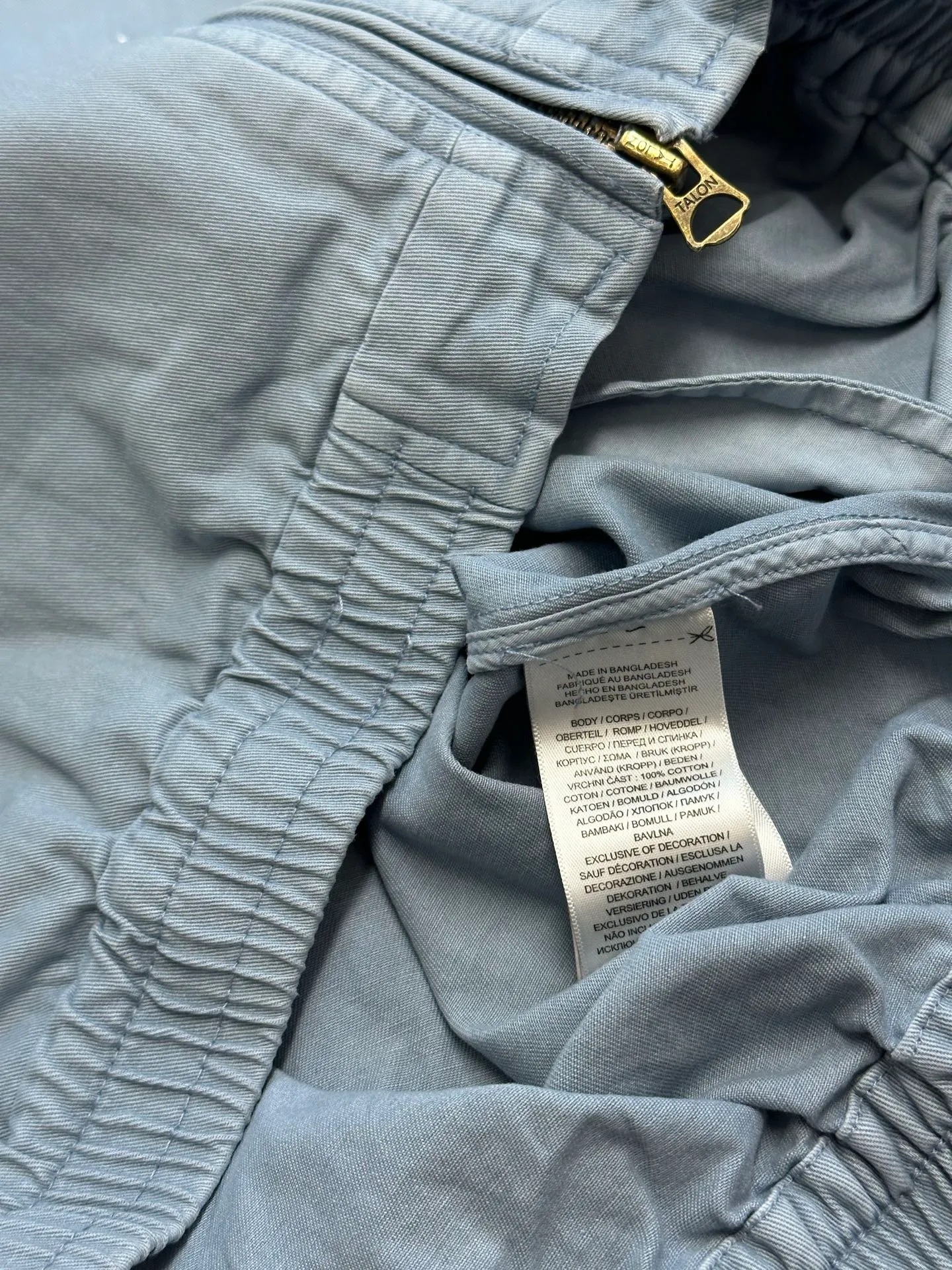 P480 Ralph Lauren embroidered zipper jacket, custom-made cloud velvet blue twill fine cotton, embellished with exquisite white pony logo, fully recognizable. Using imported machine embroidery technology, advanced computer control systems and precision mechanical components are used to achieve the iconic pony embroidery operation with high precision.  The hem is made at one time using a three-needle waist-stretching machine. The machine's special needle position and feeding mechanism are used to sew the elastic band and the fabric together in the same process. The three-needle design is stronger and can evenly distribute pressure to ensure a tight fit between the elastic band and the fabric. Follow the original color series for dyeing and overprinting. Prioritize the original color and fabric material to select special dyes, then heat to the appropriate temperature, perform dip-dyeing, and finally perform color overlay.  size：s m l xl